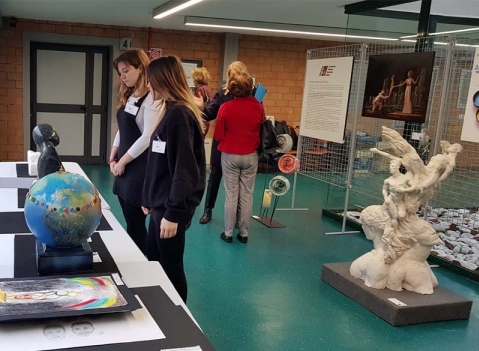 Composizioni di griglie espositive autoportanti con basi dritte