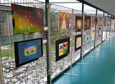 Composizioni di griglie espositive autoportanti con basi dritte