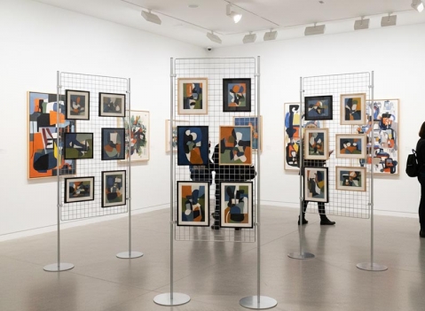 Griglie espositive autoportanti con basi tonde.IA