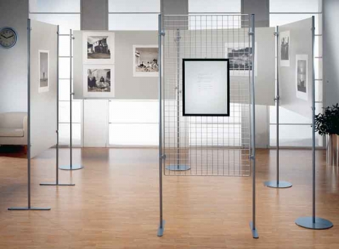 Pannelli espositivi autoportanti con struttura metallica e lastra in sandwich (tipo dibond) stampabile o griglia metallica.