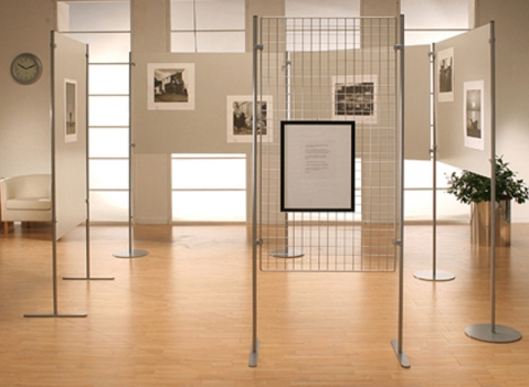  Pannelli espositivi autoportanti con struttura metallica e lastra in sandwich (tipo dibond) stampabile o griglia metallica.