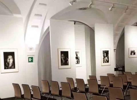 Parete espositiva autoportante modulare e bifacciale per pinacoteche e gallerie d'arte della LINEA OSTENDO