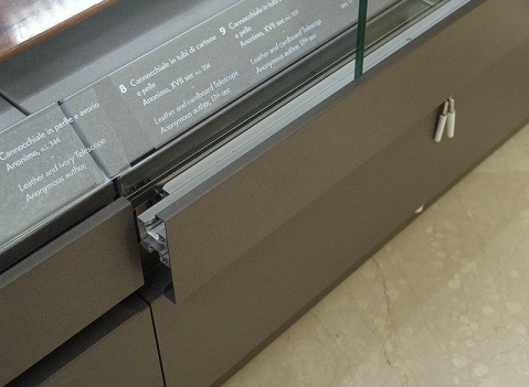 Vetrine espositive per musei della linea Theca